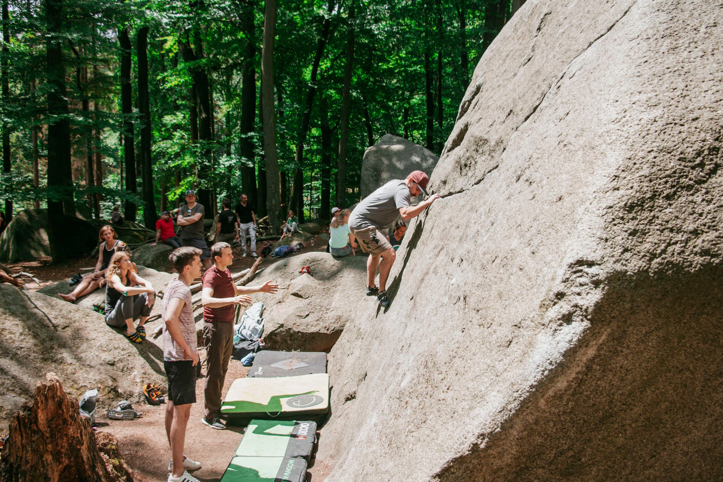 Outdoor-Bouldern in Deutschland, echte Felsen mitten in der Natur