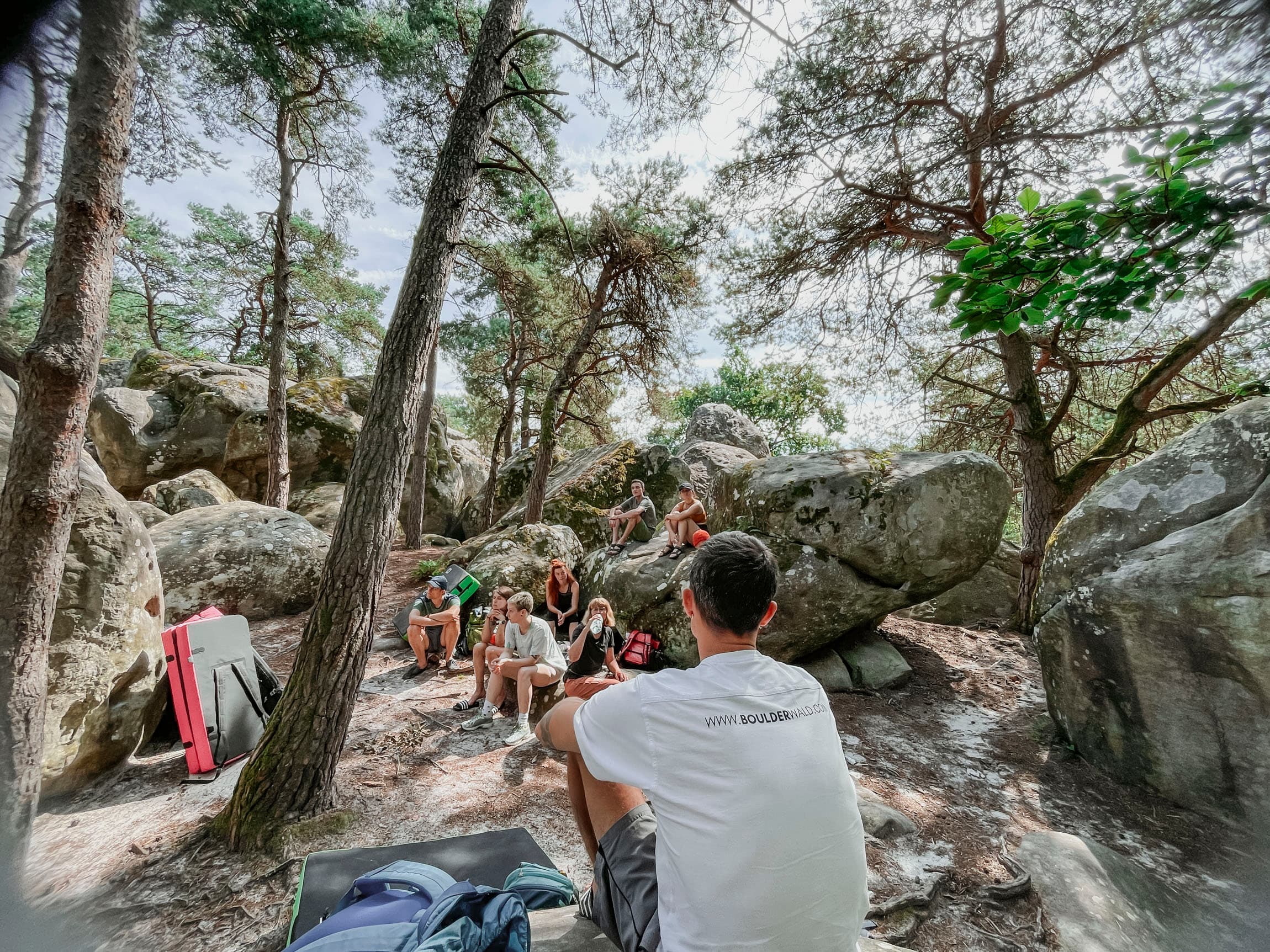 Gruppe mit Daniel beim Bouldern in Fontainebleau