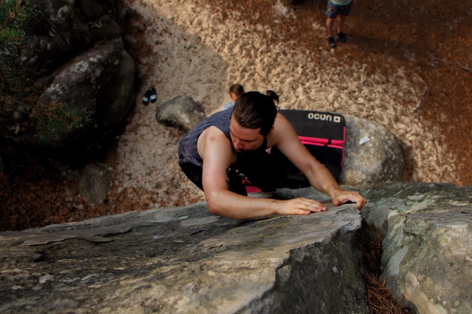 Sommer-Reise Fontainebleau: Boulderer am Top-out